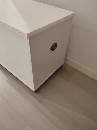 Baúl de madera tallado blanco