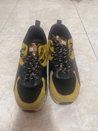 Zapatillas Xti Negro y Amarillo