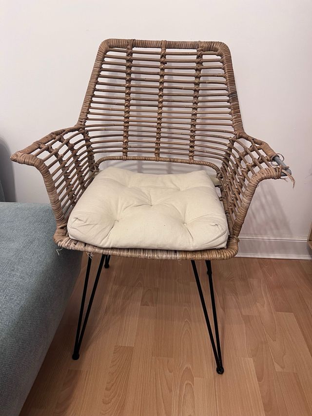 Sillas de mimbre con patas metálicas