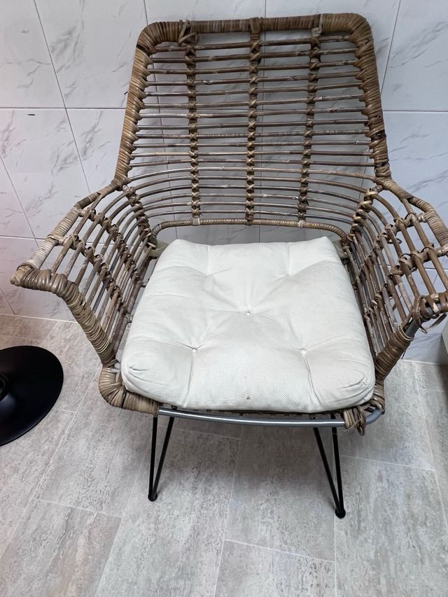 Sillas de mimbre con patas metálicas