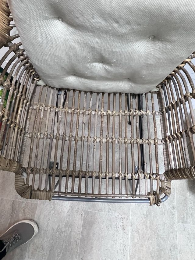 Sillas de mimbre con patas metálicas