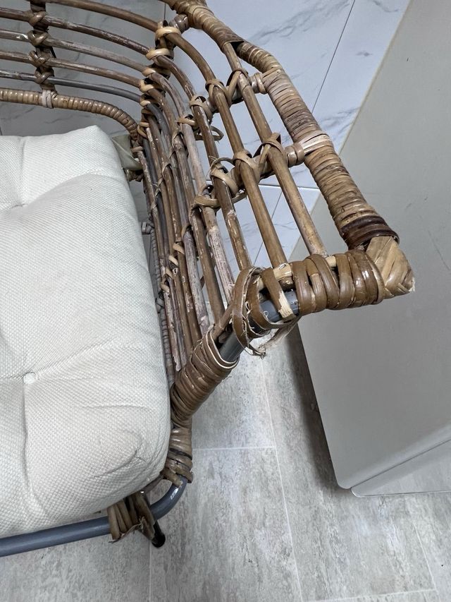 Sillas de mimbre con patas metálicas