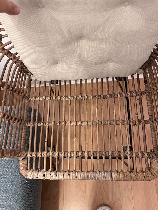 Sillas de mimbre con patas metálicas