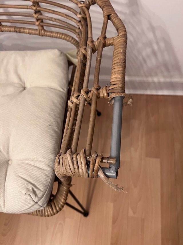 Sillas de mimbre con patas metálicas