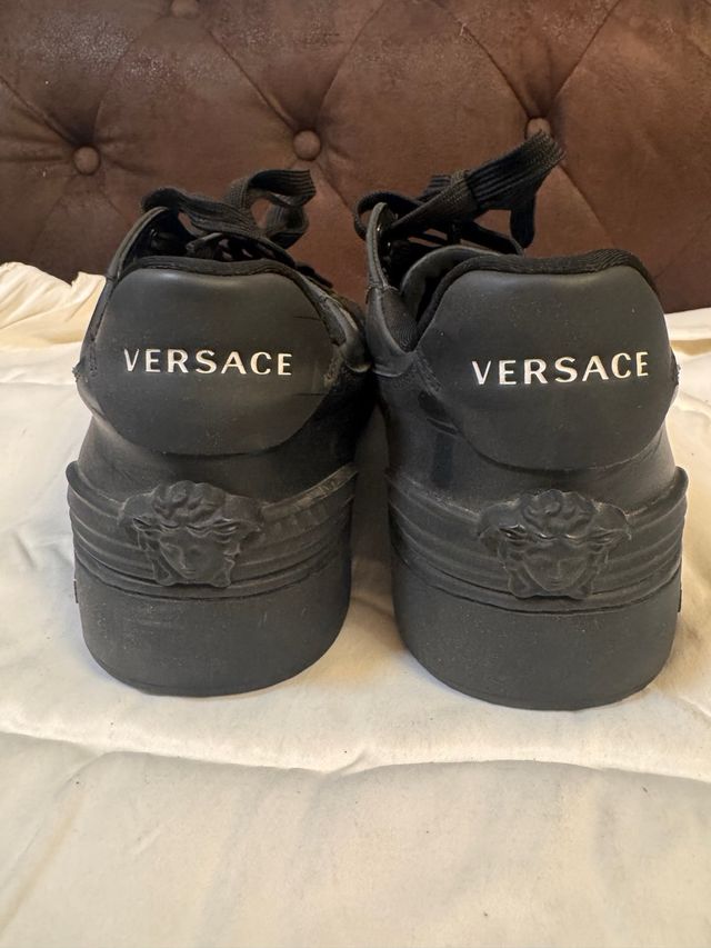 Zapatillas Versace Negras
falta limpieza