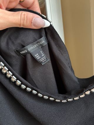 Vestido Asimétrico Negro con Detalles Plateados