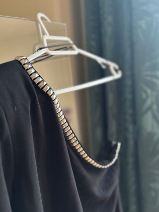 Vestido Asimétrico Negro con Detalles Plateados
