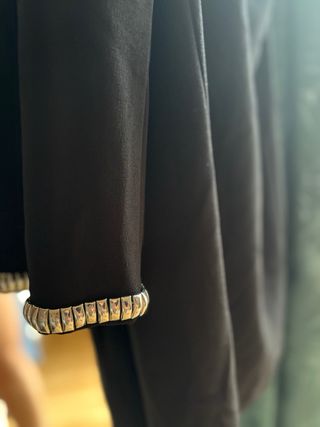 Vestido Asimétrico Negro con Detalles Plateados