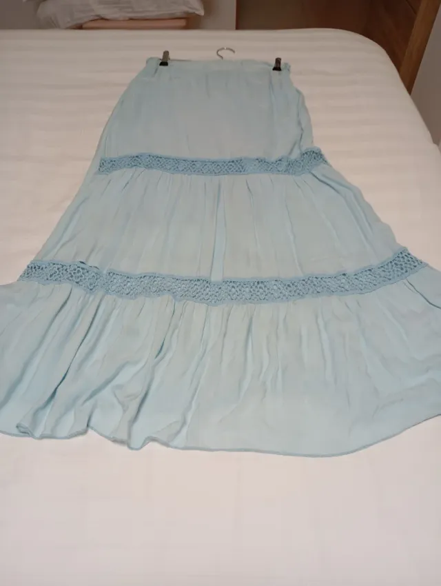 Falda larga azul celeste con encaje