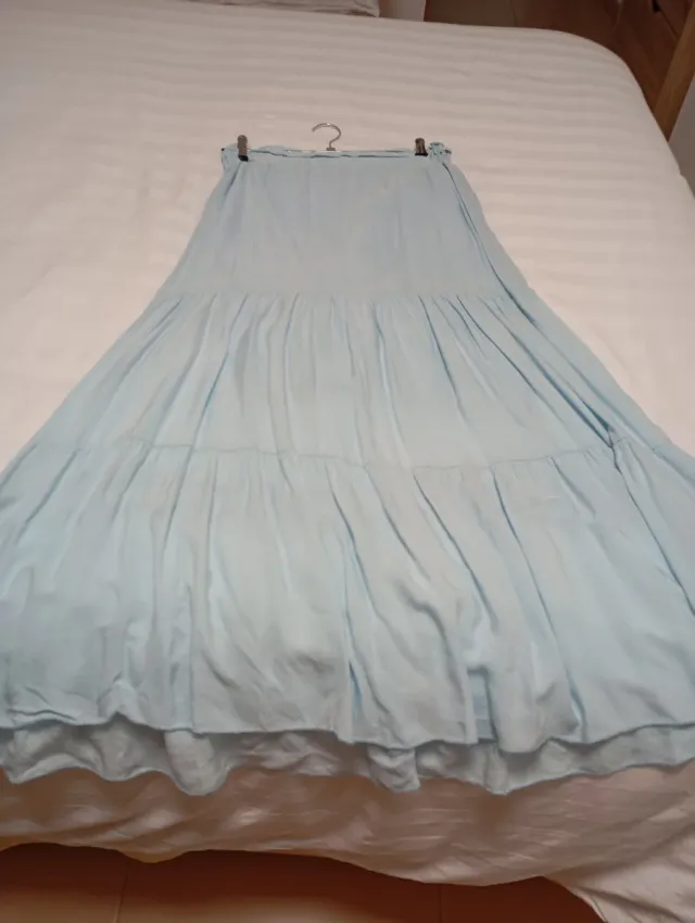 Falda larga azul celeste con encaje