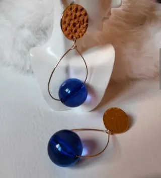 Pendientes aro dorado con bola azul