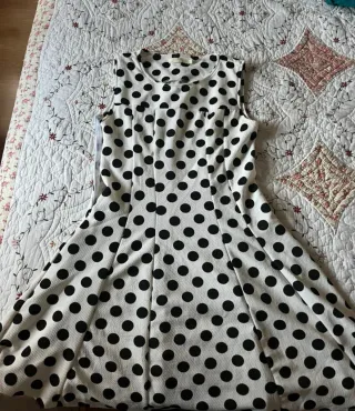 Vestido de lunares blanco y negro