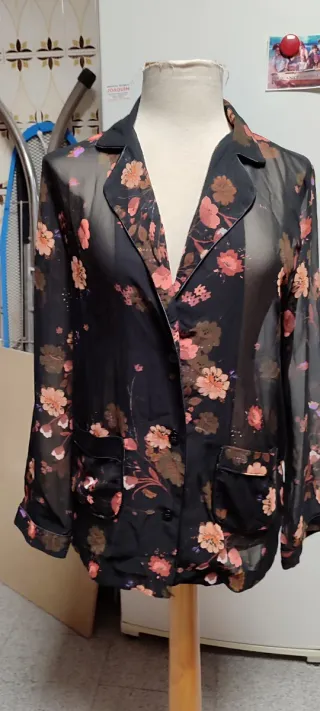 Blusa Zara floral negra multicolor