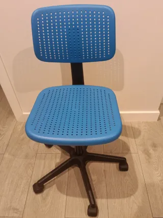 Silla de escritorio azul con base negra