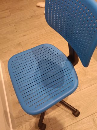 Silla de escritorio azul con base negra