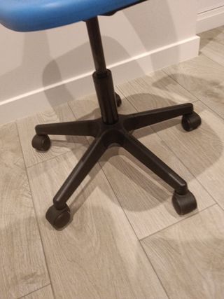 Silla de escritorio azul con base negra