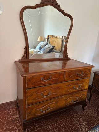 Cómoda vintage de madera con espejo y mesillas