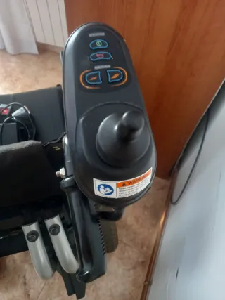 Silla de ruedas eléctrica negra