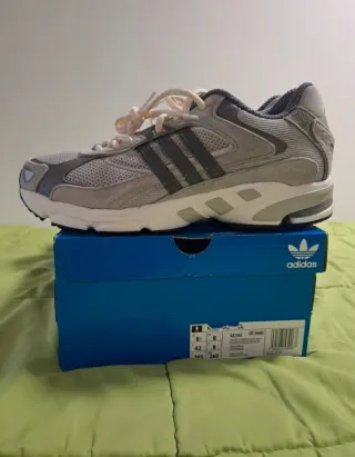 Zapatillas Adidas Grises y Blancas