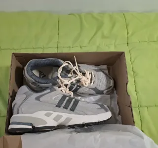 Zapatillas Adidas Grises y Blancas