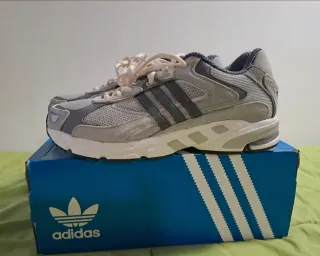 Zapatillas Adidas Grises y Blancas