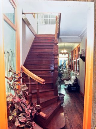 Escalera y barandilla de madera