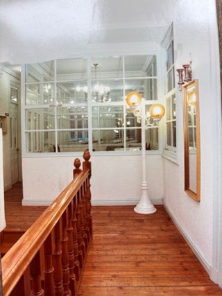 Escalera y barandilla de madera