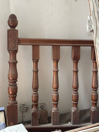 Escalera y barandilla de madera