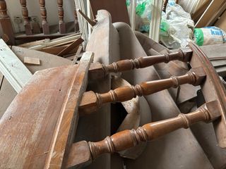 Escalera y barandilla de madera