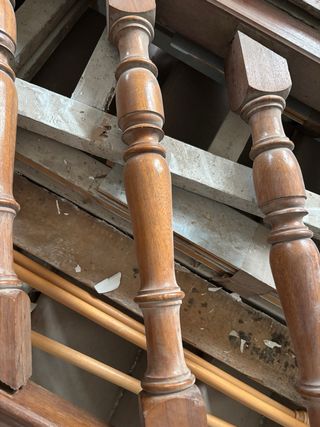 Escalera y barandilla de madera