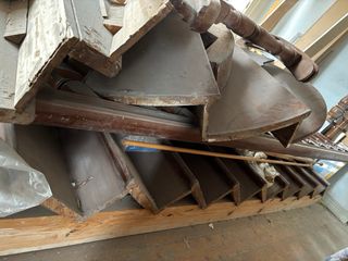 Escalera y barandilla de madera