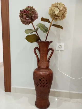 Jarrón de terracota tallado