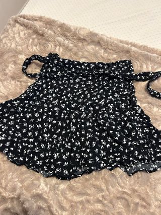 Falda Zara floral negra y blanca