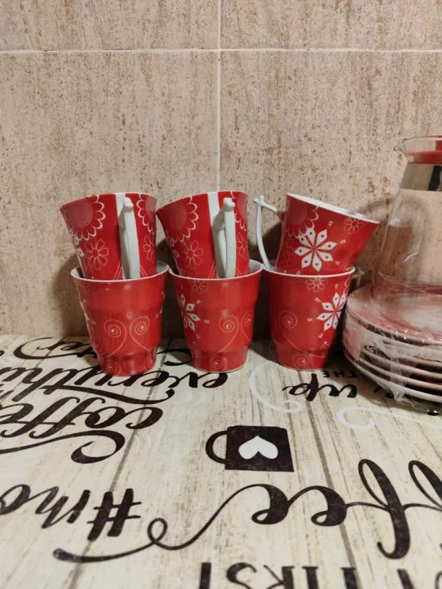 Juego de café rojo y transparente