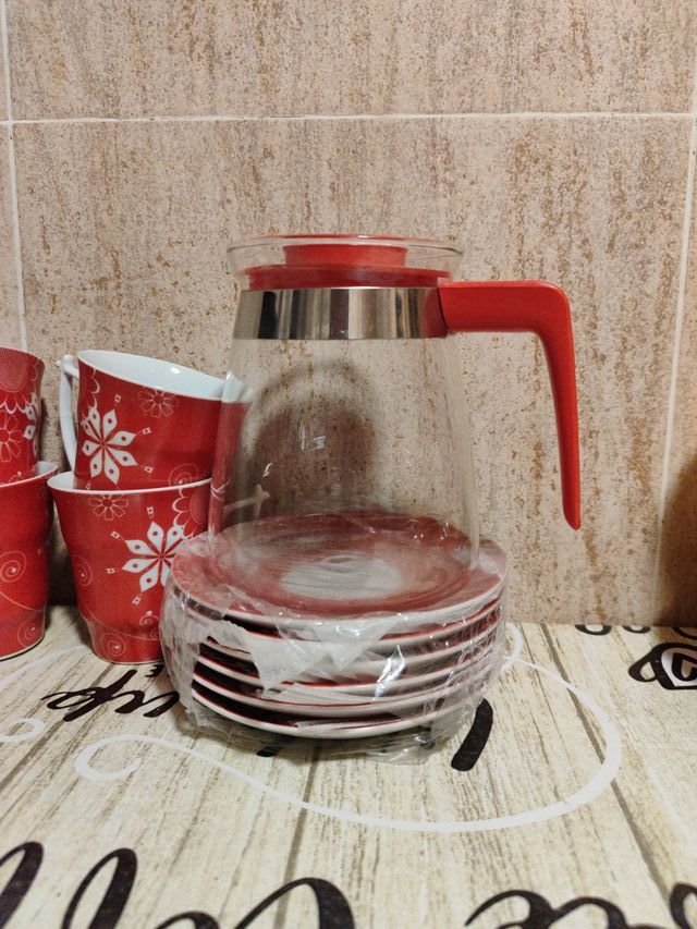 Juego de café rojo y transparente