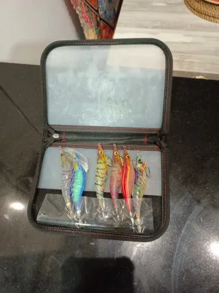 Estuche con señuelos de pesca