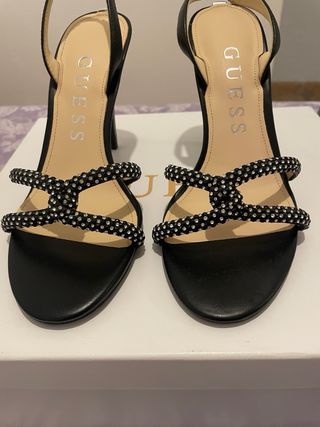 Sandalias Guess Tacón Adorno Pedrería Negras