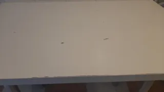 Mesa de cocina blanca con sillas