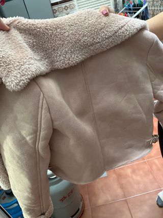 Chaquetón corto Stradivarius rosa antelina