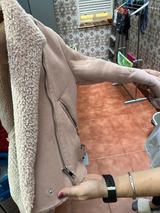 Chaquetón corto Stradivarius rosa antelina