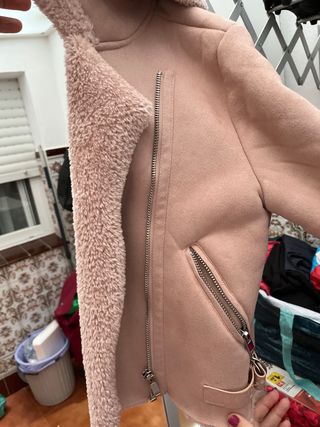 Chaquetón corto Stradivarius rosa antelina