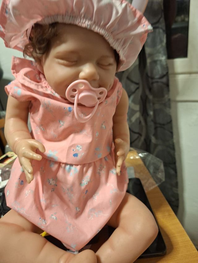 Muñeca bebé realista ojos cerrados