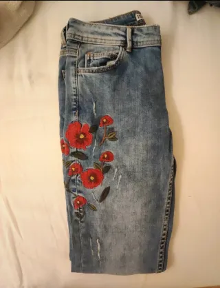 Vaqueros azules con flores rojas