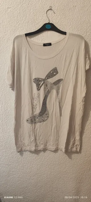 Camiseta Beige Talla M con Tacón Brillante