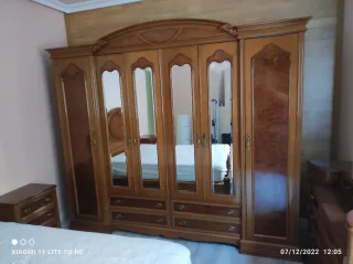 Dormitorio de madera estilo clásico