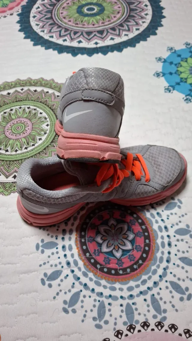Deportivas Nike grises y rosas número 37