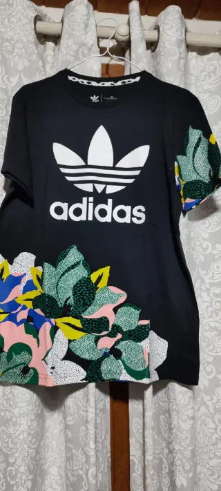 Camiseta Adidas Talla M Floral Negra