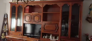 Mueble aparador de madera y cristal