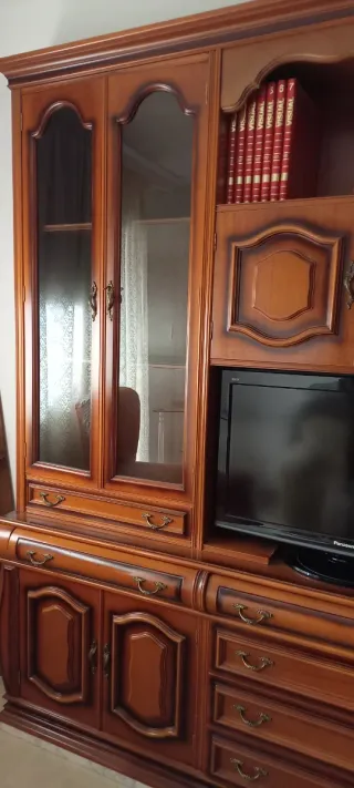 Mueble aparador de madera y cristal