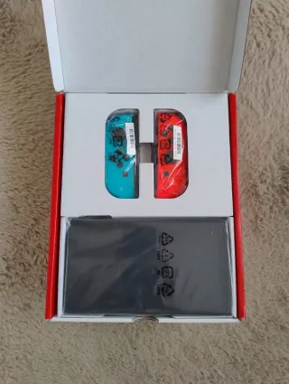 Nintendo Switch OLED blu e rossa impeccabile